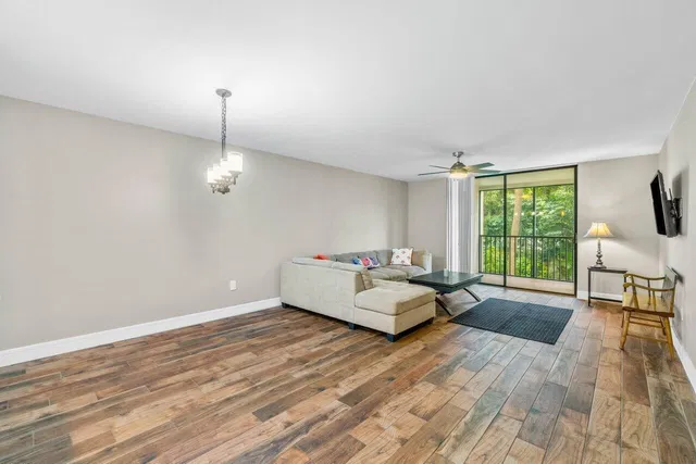 Unit 203 photo 8