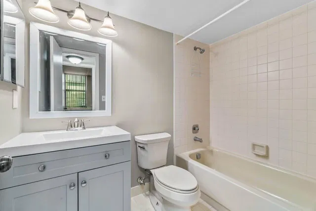 Unit 203 photo 20