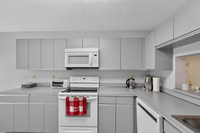 Unit 401 photo 12