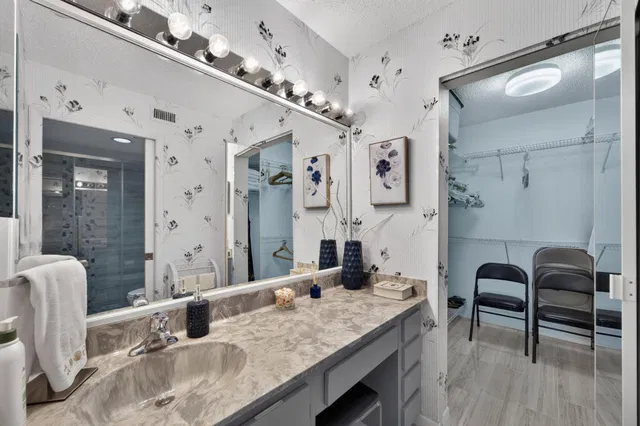 Unit 401 photo 15