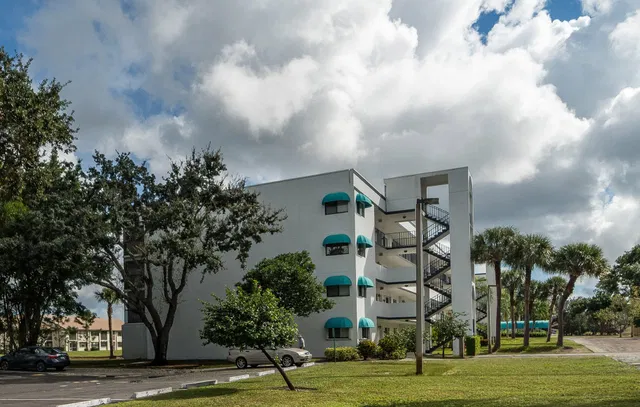 Unit 401 photo 29