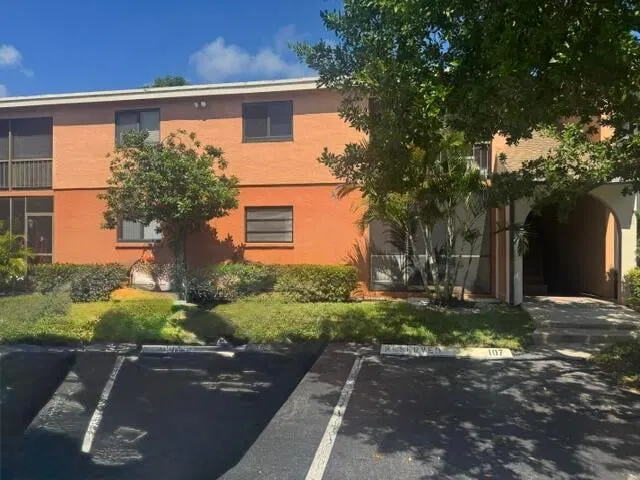 Unit 1610 photo 3