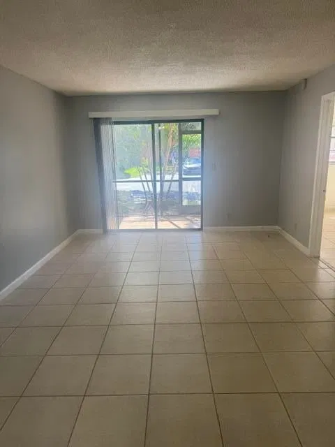 Unit 1610 photo 6
