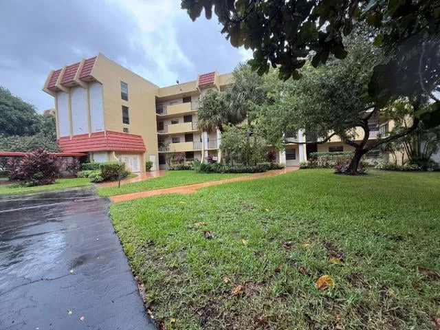  Unit 405 photo 4