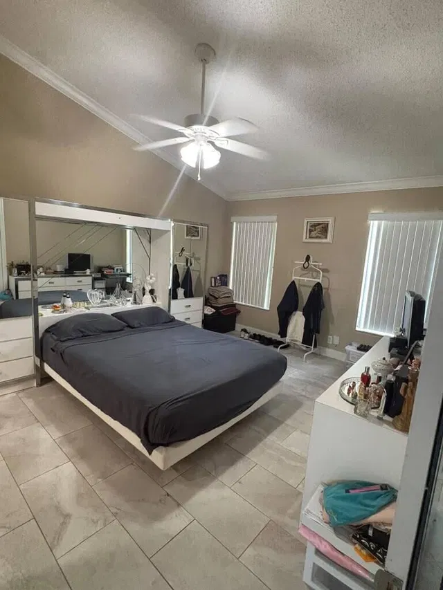 Unit B photo 18