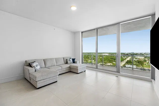Nautilus 220 Unit 1817 photo 6