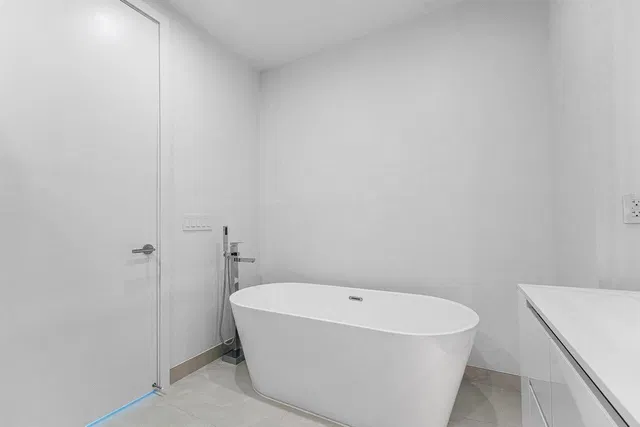 Nautilus 220 Unit 1817 photo 14