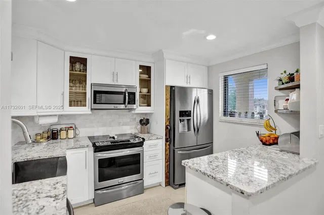 Unit 1208 photo 3