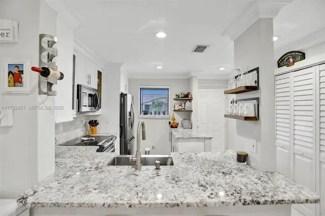 Unit 1208 photo 6