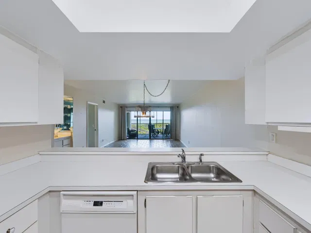  Unit 105 photo 8