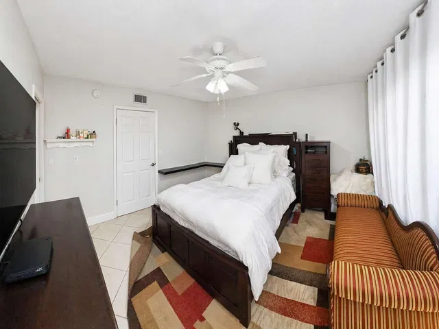 Unit 103 photo 4