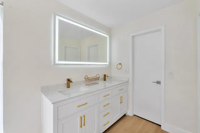 Unit 204 photo 11