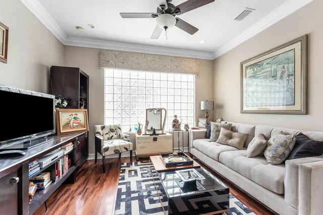 Residence photo 18