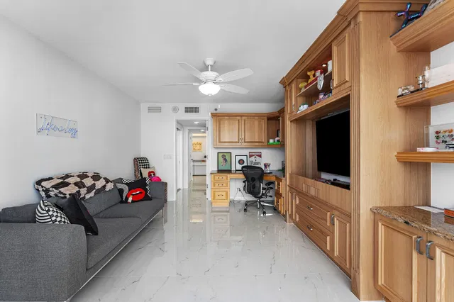 Unit 604 photo 21
