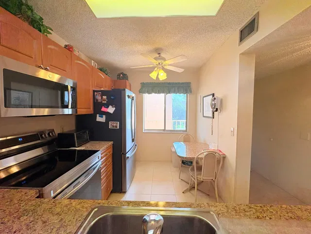 Unit 404 photo 6