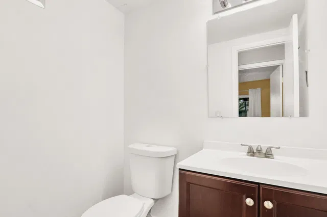 Unit 184 photo 4