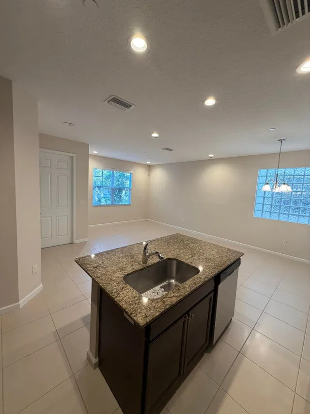 Residence photo 3