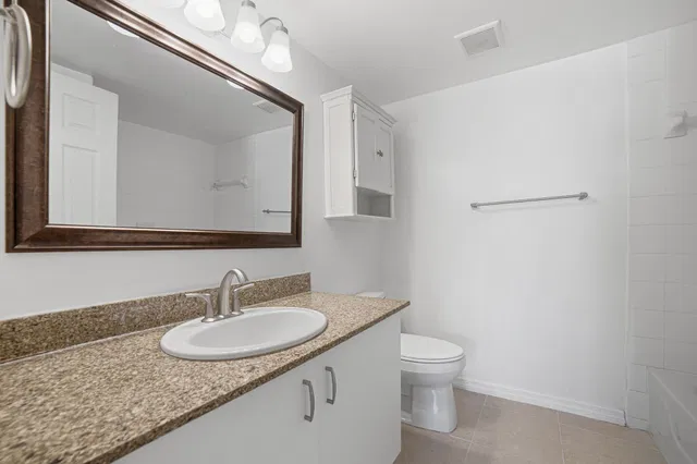 Unit 304 photo 23