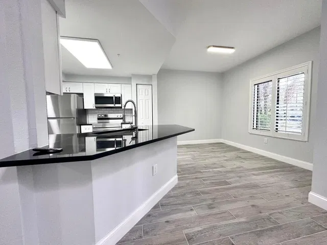 Unit 105 photo 6