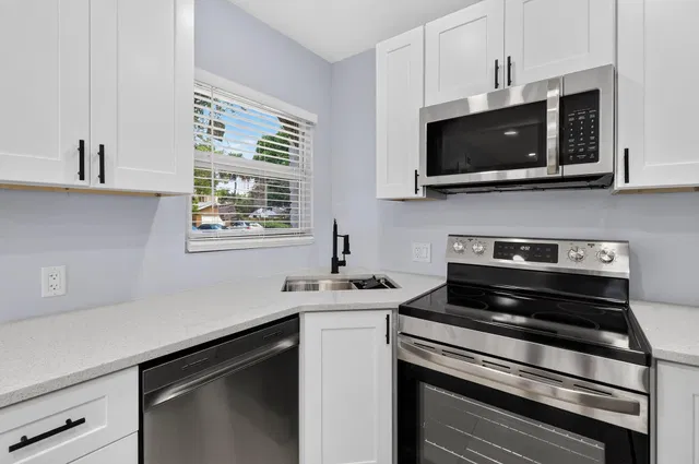 West Palm Beach Residence photo 18
