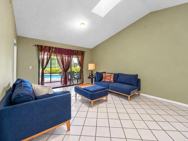 Residence photo 3