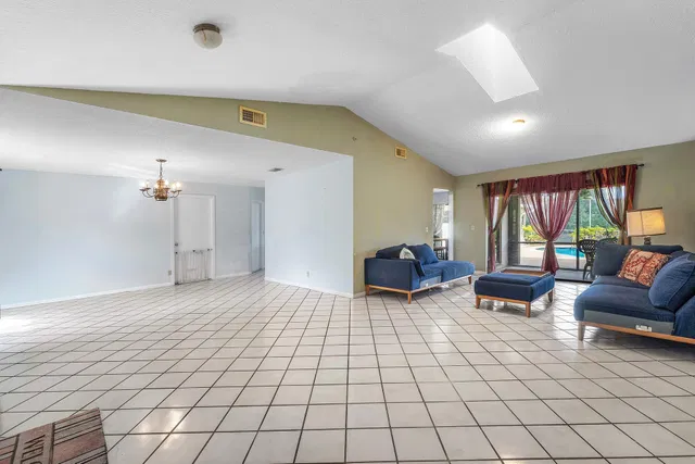 Residence photo 5