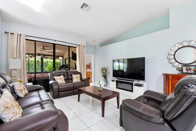  Residence photo 12