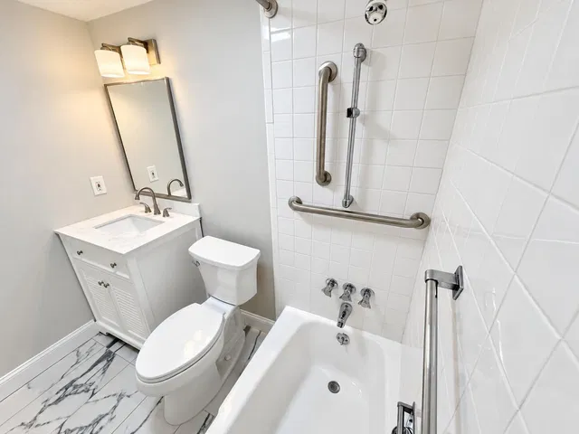 Unit 107 photo 18