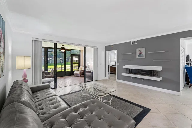 Unit 402 photo 12