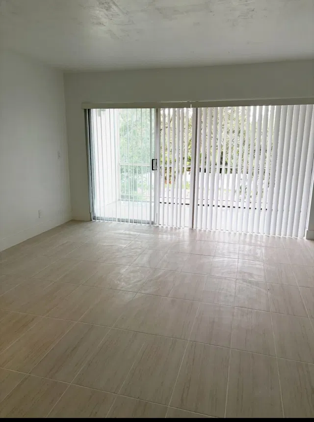 Unit 0220 photo 3