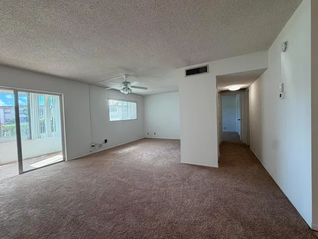 Unit 185 photo 3
