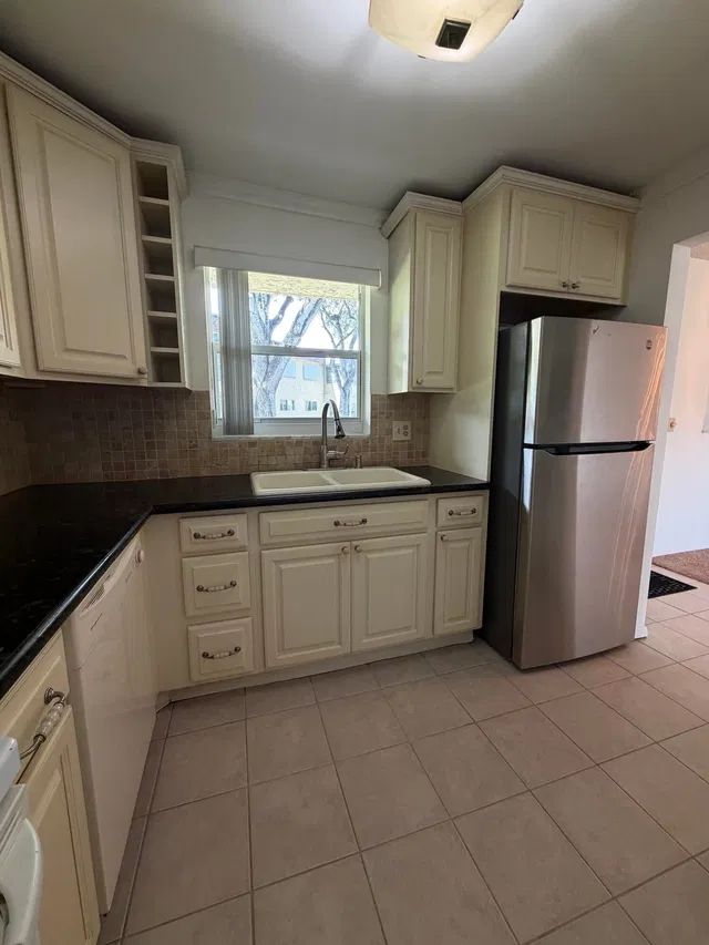 Unit 185 photo 5