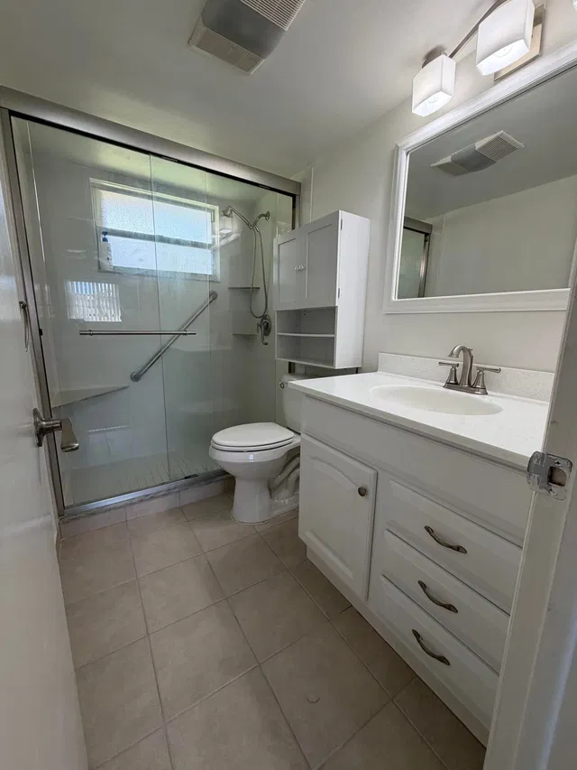 Unit 185 photo 11