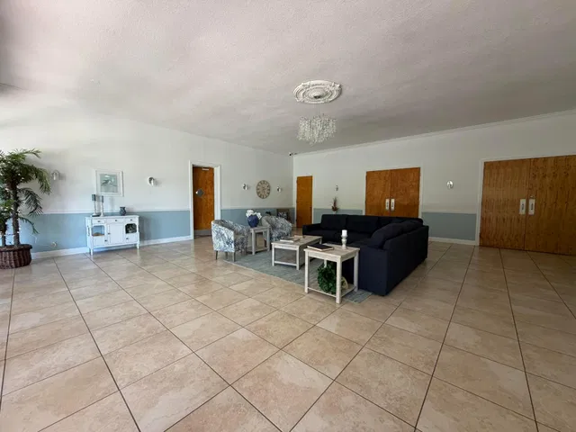 Unit 185 photo 15