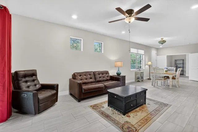 Residence photo 12