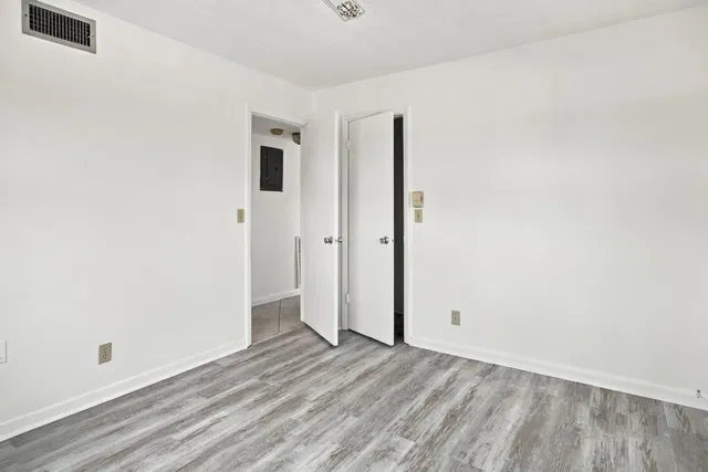  Unit 2100 photo 16