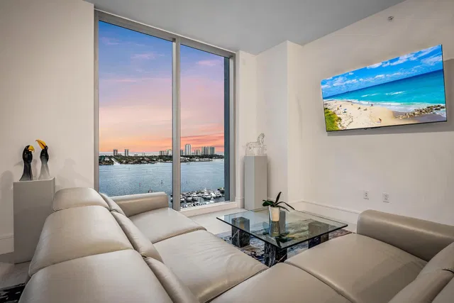 Nautilus 220 Unit 1802 photo 5
