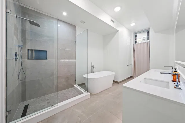 Nautilus 220 Unit 1802 photo 18