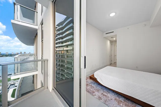 Nautilus 220 Unit 1802 photo 22
