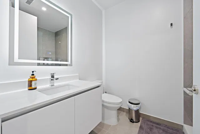 Nautilus 220 Unit 1802 photo 23