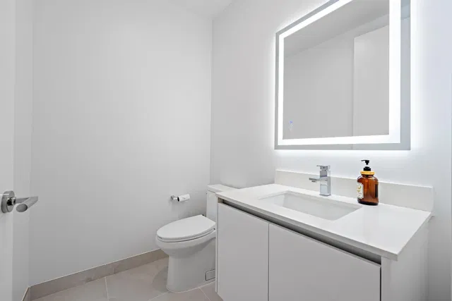 Nautilus 220 Unit 1802 photo 31