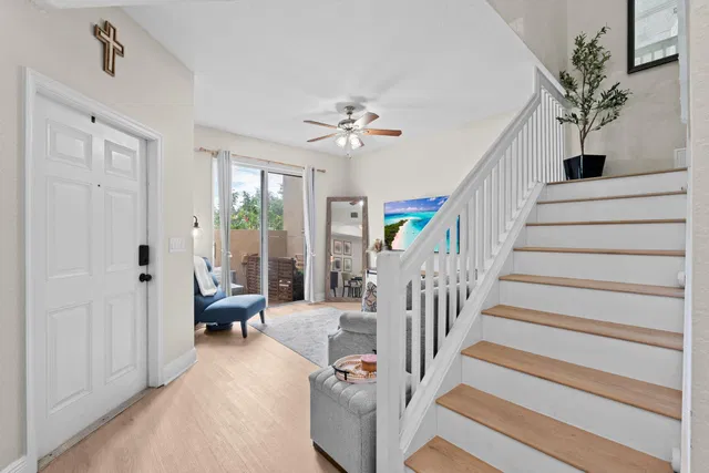 Unit 2402 photo 4