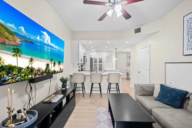 Unit 2402 photo 9