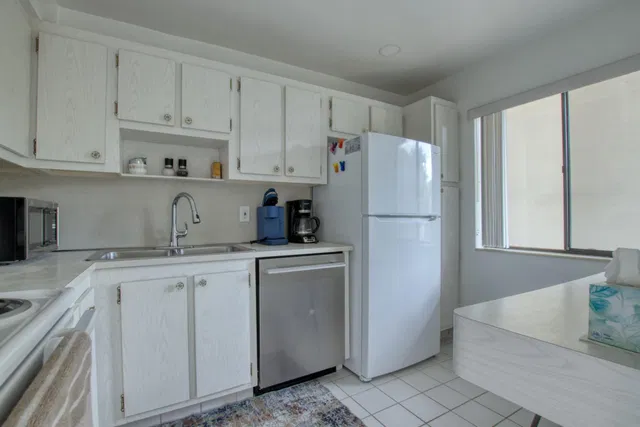 Unit 204 photo 5