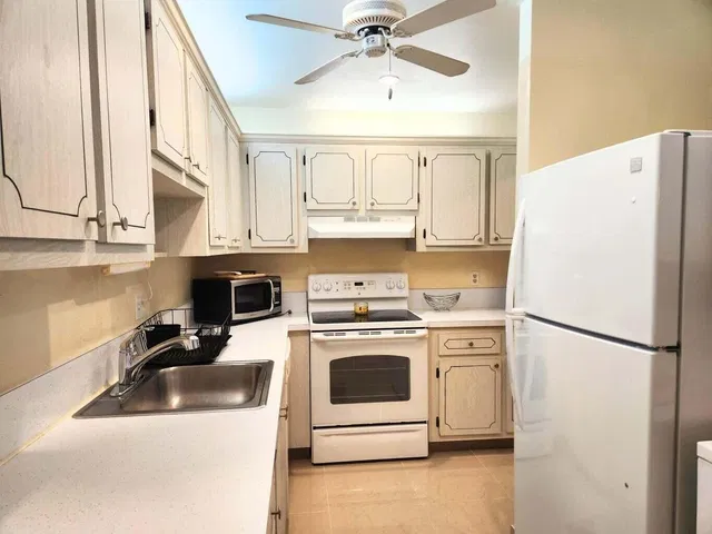 Unit 202 photo 4