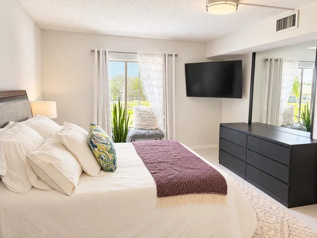 Unit 204 photo 11
