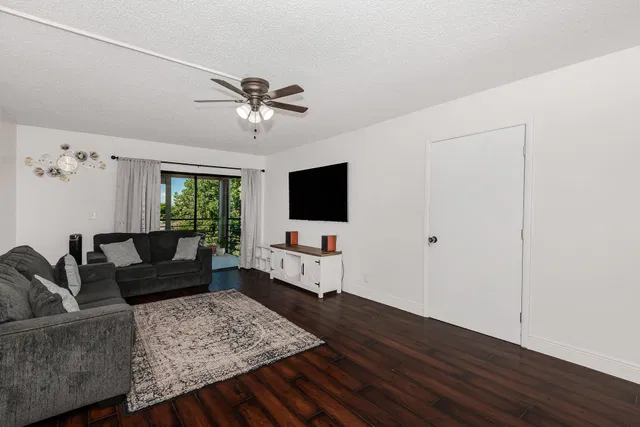  Unit 502 photo 6