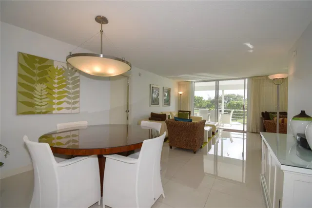 Unit 323 photo 6