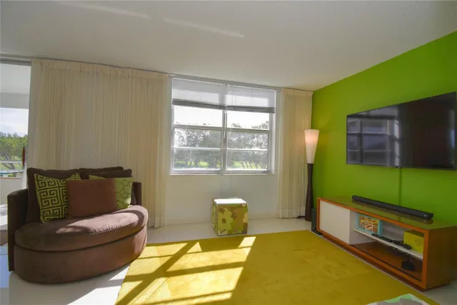 Unit 323 photo 12