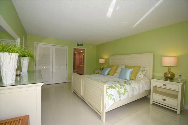 Unit 323 photo 15
